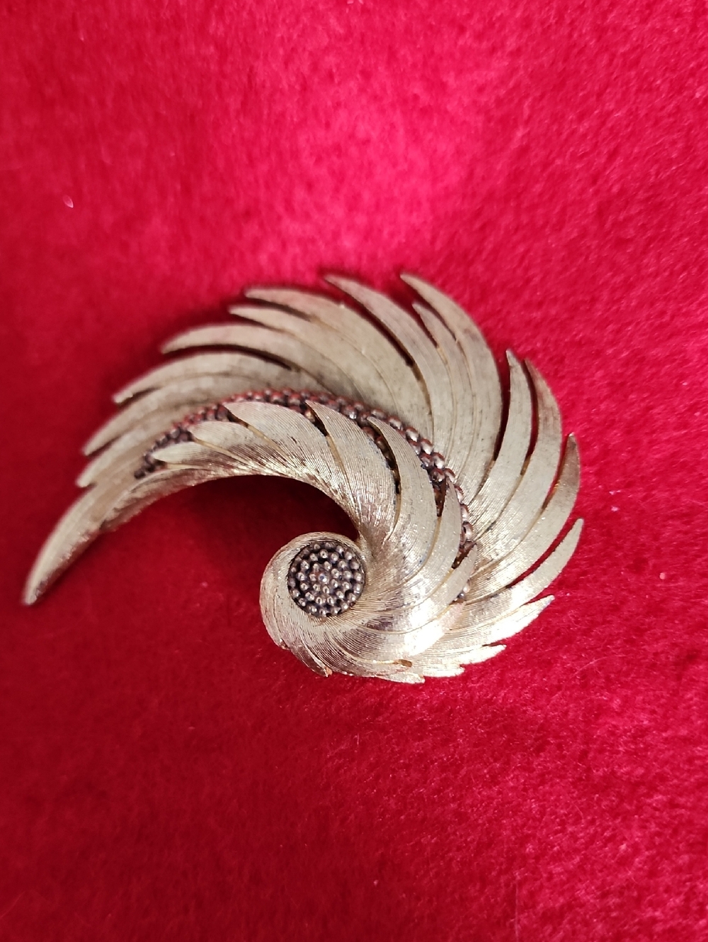 Vintage Gold Spiral Feather Brooch - Elegant Women's Jewelry